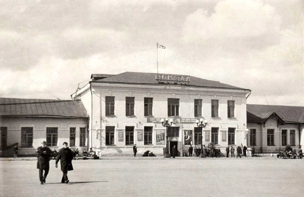 Бийский железнодорожный вокзал. 1970-е гг.