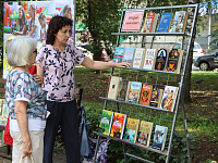 Акция «Читай, Бийск!» на Петровском бульваре